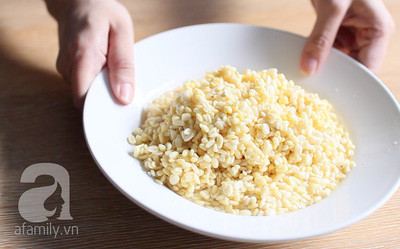 Đậu xanh ngâm trong nước ít nhất 5 giờ (tốt nhất ngâm trước 1 đêm). Sau 2-3 giờ thì thay nước ngâm 1 lần. Đậu xanh ngâm trong nước ít nhất 5 giờ (tốt nhất ngâm trước 1 đêm). Sau 2-3 giờ thì thay nước ngâm 1 lần.