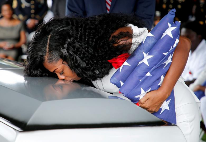 Myeshia Johnson, vợ của trung sĩ quân đội Hoa Kỳ La David Johnson - một trong 4 lĩnh đặc nhiệm bị giết ở Nigeria, đang hôn quan tài của chồng trong tang lễ ở Hollywood, Florida, Mỹ