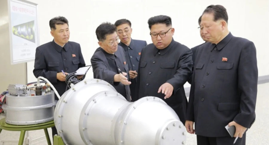 Nhà lãnh đạo Triều Tiên Kim Jong un và các quan chức