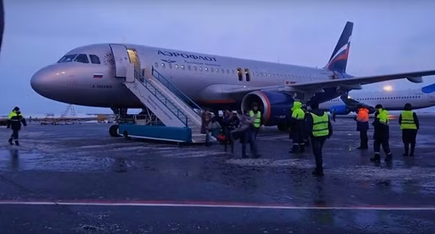 Khói bốc bên trong chiếc máy bay khi hạ cánh