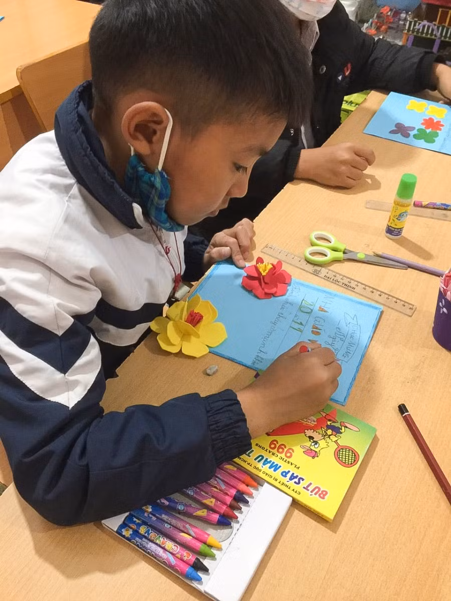 Cuộc thi vẽ và thiết kế bưu thiếp tặng thầy cô giáo được nhiều học sinh miền núi háo hức tham gia.