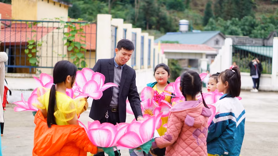 Những tiết mục văn nghệ được học sinh Trường Tiểu học Tà Chải, Bắc Hà (Lào Cai) gửi tặng thầy cô giáo trong Chương trình văn nghệ do xã tổ chức nhân dịp 20/11.