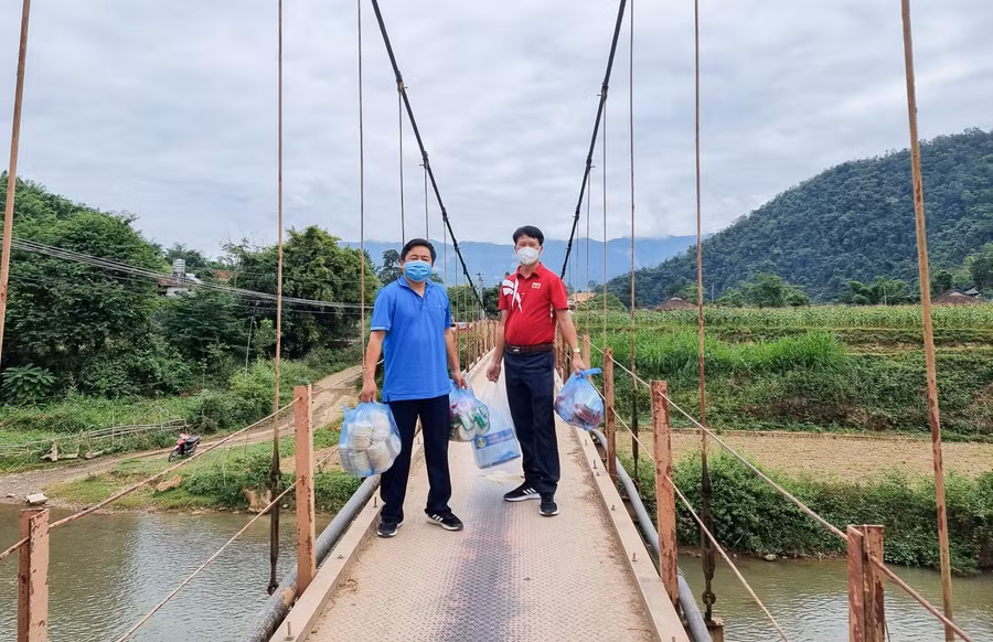 Thay vì được nhận hoa và quà, dịp 20/11 năm nay thầy Tường Duy Trung, Hiệu trường Trường PTDTBT THCS Mường Nhà, huyện Điện Biên (Điện Biên) cùng BGH lại “lặn lội” vượt 18km đi tặng quà cho học sinh tại 1 điểm cách ly của nhà trường.