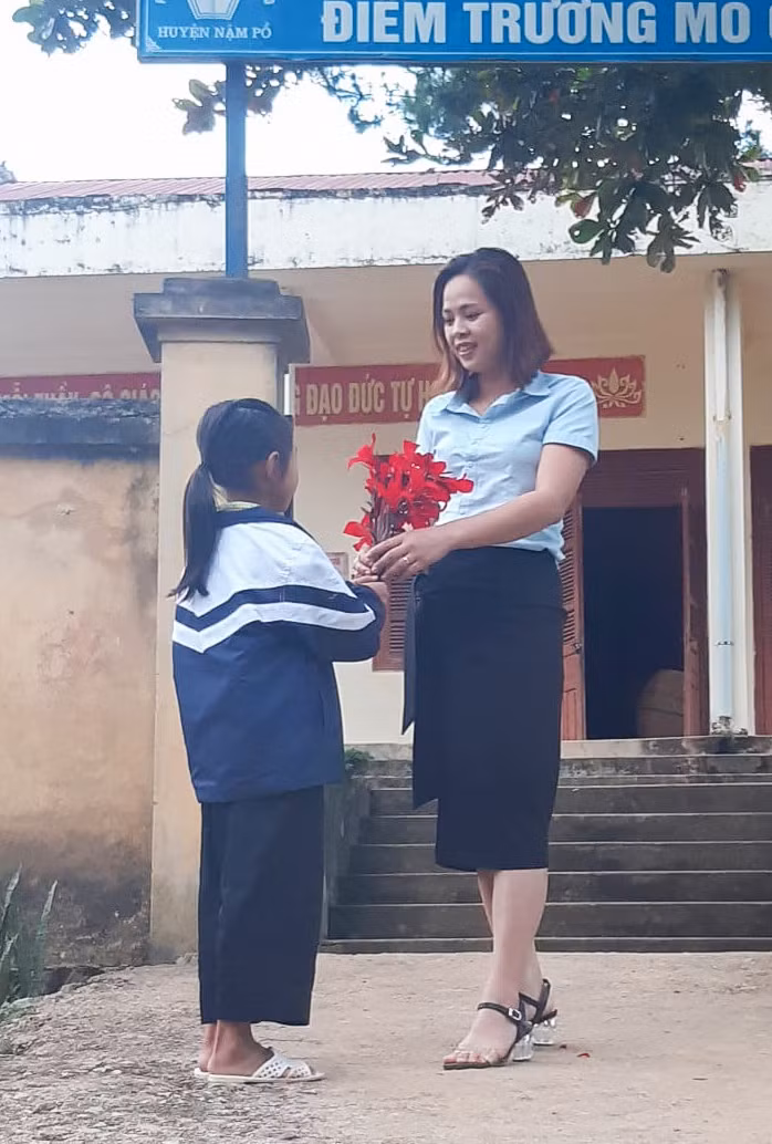 Những bó hoa rừng tự tay hái là món quà học sinh vùng cao gửi tặng thầy cô giáo của mình trong ngày Nhà giáo Việt Nam.