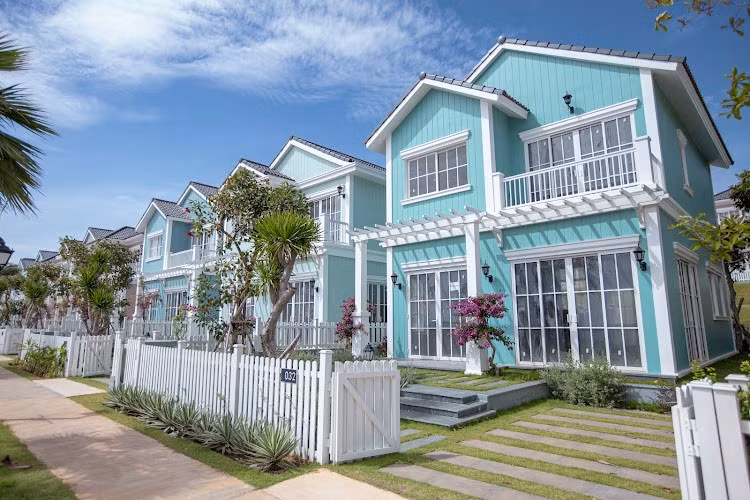 Lấy cảm hứng từ những ngôi nhà ở vùng biển nước Mỹ, những căn second home đầy sắc màu nổi bật tại phân khu Floria tại NovaWorld Phan Thiet với khoảng sân vườn xanh mát, cửa sổ thoáng rộng cùng tầm nhìn hướng ra biển, mang lại không gian nghỉ dưỡng độc đáo.
