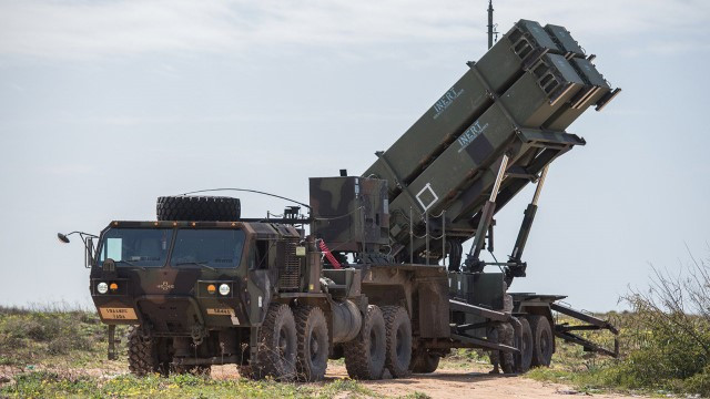 Một bệ phóng phòng thủ chống tên lửa MIM-104 Patriot của Quân đội Hoa Kỳ.
