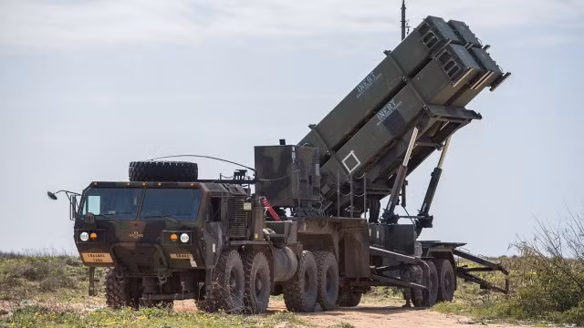 Một bệ phóng phòng thủ chống tên lửa MIM-104 Patriot của Quân đội Hoa Kỳ.
