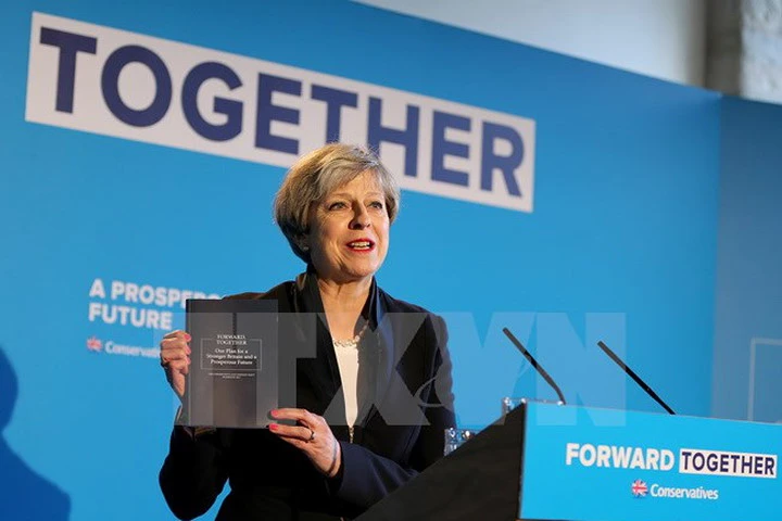 Thủ tướng Anh Theresa May phát biểu trong chiến dịch vận động tranh cử ở Halifax, Tây Bắc nước Anh. (Nguồn: EPA/TTXVN) 