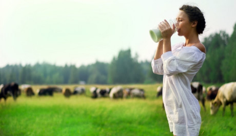 Uống sữa nhiều để đẹp da, khỏe mạnh: Sai lầm nghiêm trọng - Ảnh 1 Uong sua nhieu de dep da, khoe manh: Sai lam nghiem trong - Anh 1