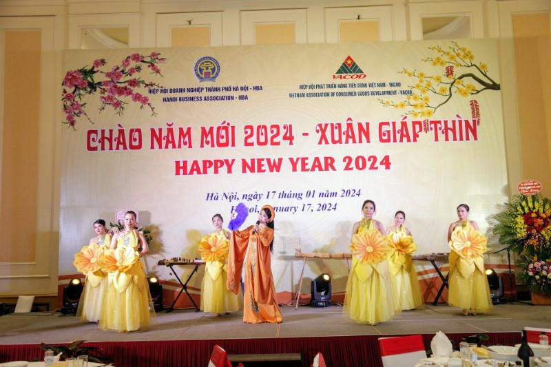 Các tiết mục văn nghệ mang đậm bản sắc văn hóa truyền thống Việt Nam. Các tiết mục văn nghệ mang đậm bản sắc văn hóa truyền thống Việt Nam.