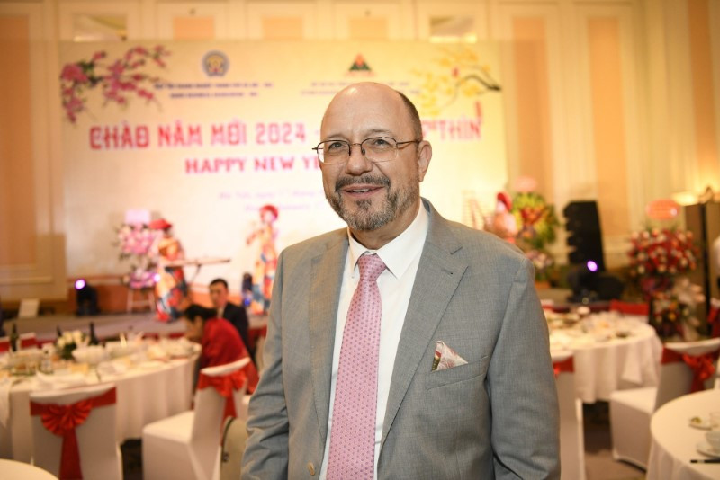 Đại sứ Thụy Sĩ tại Việt Nam Thomas Gass. Đại sứ Thụy Sĩ tại Việt Nam Thomas Gass.