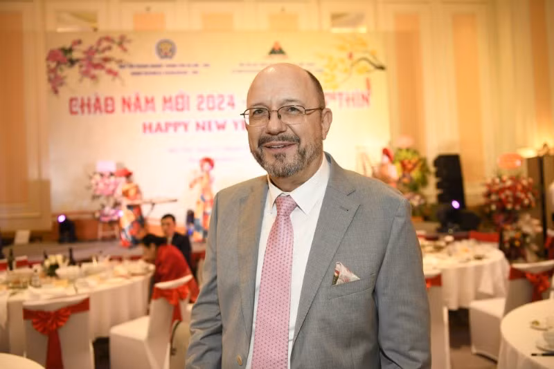 Đại sứ Thụy Sĩ tại Việt Nam Thomas Gass. Đại sứ Thụy Sĩ tại Việt Nam Thomas Gass.