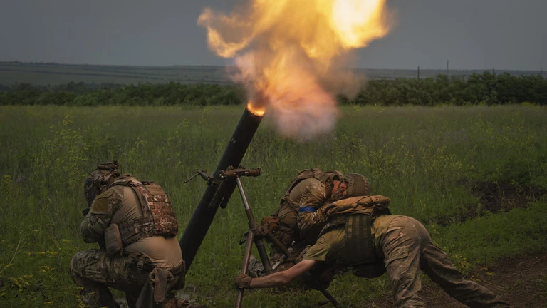 Binh sĩ Ukraine nổ súng về phía vị trí của Nga trên tiền tuyến ở vùng Zaporozhye, ngày 24/6. (Ảnh: AP)