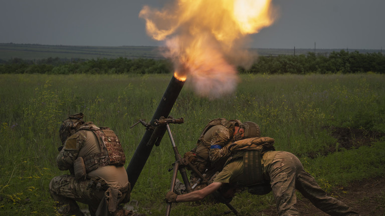 Binh sĩ Ukraine nổ súng về phía vị trí của Nga trên tiền tuyến ở vùng Zaporozhye, ngày 24/6. (Ảnh: AP)