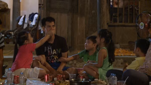 Con gái Minh Khang khóc nức nở vì áy náy với các em 7