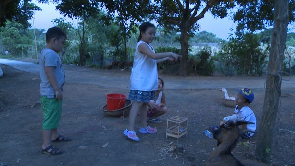 Con gái Minh Khang khóc nức nở vì áy náy với các em 1 Con gái Minh Khang khóc nức nở vì áy náy với các em 1