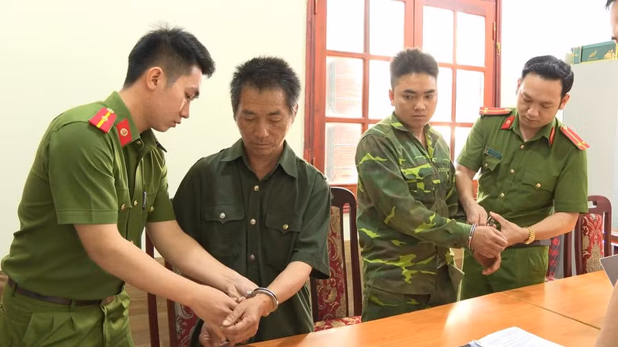 Cơ quan chức năng thực hiện lệnh bắt tạm giam đối với Mùa A Sình và Mùa A Phùa (ảnh: Lường Phượng).