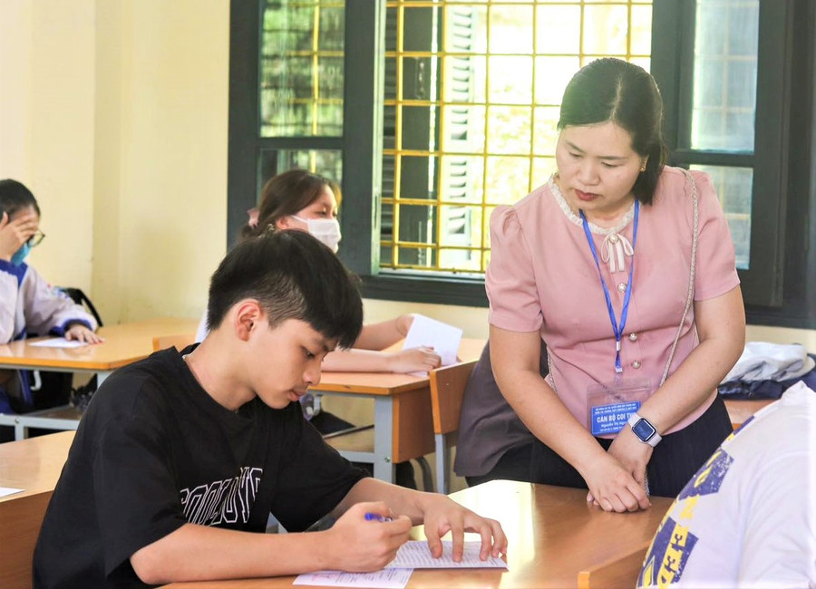 Thí sinh trong ngày đầu làm thủ tục dự thi vào Trường THPT chuyên Lê Quý Đôn.