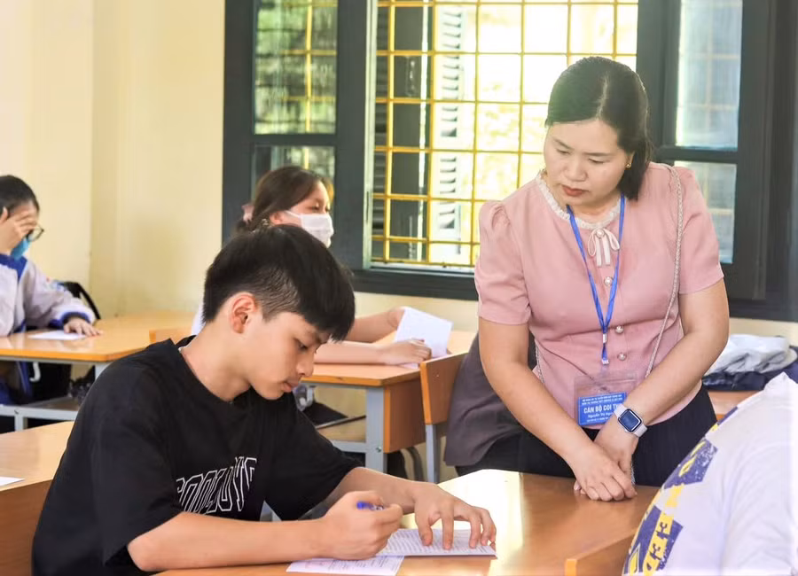 Thí sinh trong ngày đầu làm thủ tục dự thi vào Trường THPT chuyên Lê Quý Đôn.