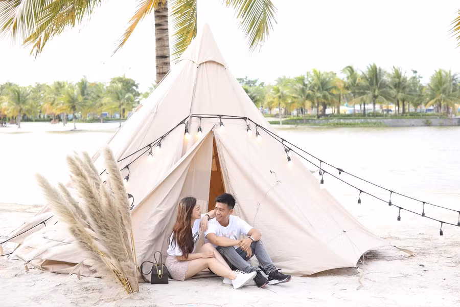 Các bạn trẻ tới chụp ảnh check in tại Vinhomes Grand Park.