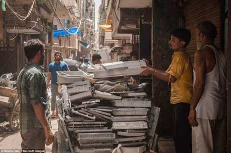 Nguoi dan An Do song nho tren... bai rac thai dien tu - Anh 10