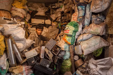 Nguoi dan An Do song nho tren... bai rac thai dien tu - Anh 1