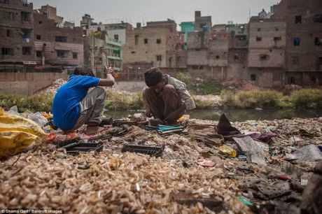 Nguoi dan An Do song nho tren... bai rac thai dien tu - Anh 3