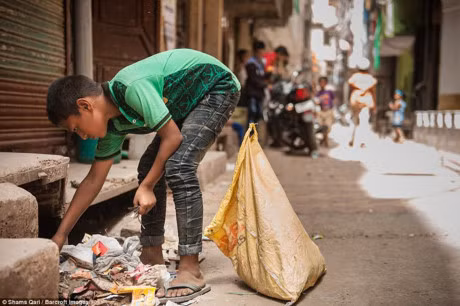 Nguoi dan An Do song nho tren... bai rac thai dien tu - Anh 5