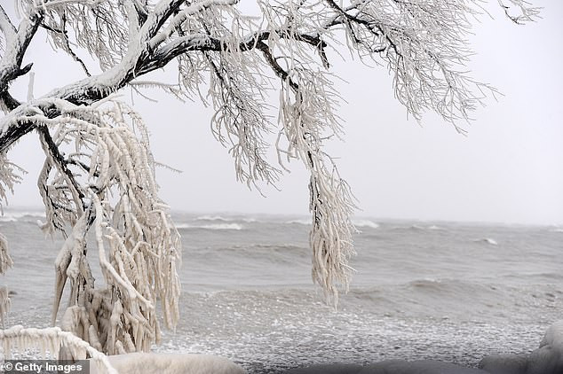 Băng bao phủ bờ hồ Erie ở Hamburg, New York