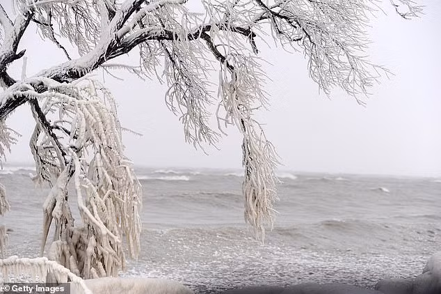 Băng bao phủ bờ hồ Erie ở Hamburg, New York