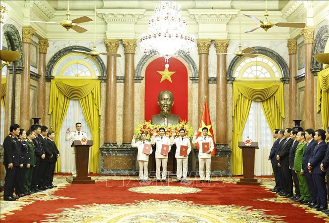 5 Kiểm sát viên Viện KSND tối cao mới nhận Quyết định thực hiện nghi thức tuyên thệ. (Ảnh: Thống Nhất/TTXVN) 5 Kiểm sát viên Viện KSND tối cao mới nhận Quyết định thực hiện nghi thức tuyên thệ. (Ảnh: Thống Nhất/TTXVN)