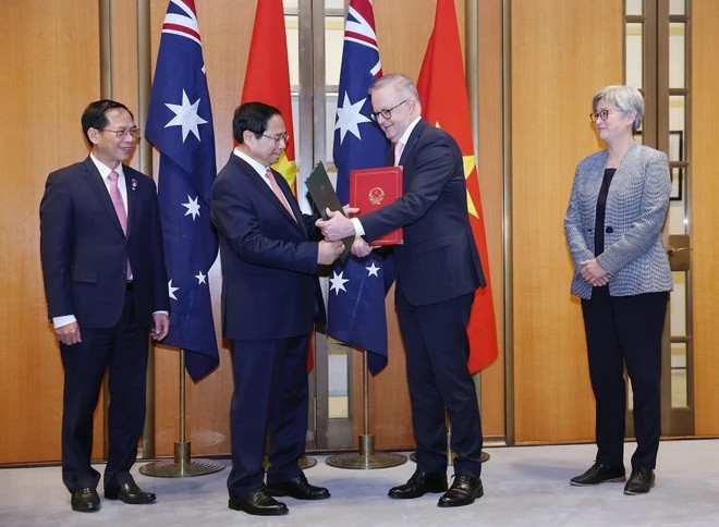 Thủ tướng Phạm Minh Chính và Thủ tướng Australia Anthony Albanese trao văn kiện về thiết lập quan hệ Đối tác Chiến lược Toàn diện. (Ảnh: Dương Giang/TTXVN) Thủ tướng Phạm Minh Chính và Thủ tướng Australia Anthony Albanese trao văn kiện về thiết lập quan hệ Đối tác Chiến lược Toàn diện. (Ảnh: Dương Giang/TTXVN)