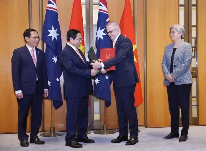 Thủ tướng Phạm Minh Chính và Thủ tướng Australia Anthony Albanese trao văn kiện về thiết lập quan hệ Đối tác Chiến lược Toàn diện. (Ảnh: Dương Giang/TTXVN)