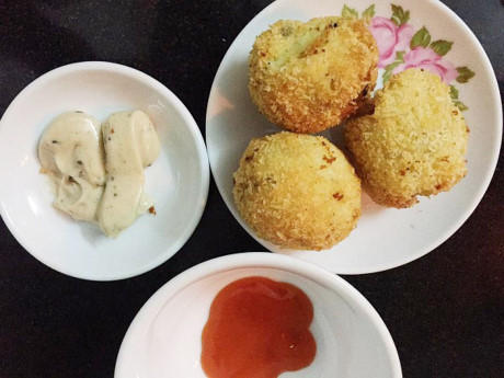 Làm bánh khoai tây viên xúc xích và phô mai đơn giản - Ảnh 2 Lam banh khoai tay vien xuc xich va pho mai don gian - Anh 2