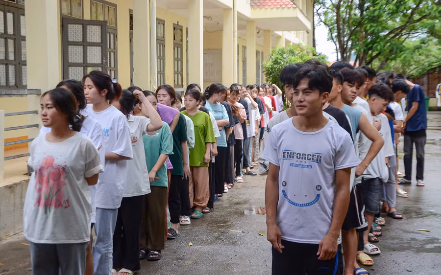Sau tiếng còi của cô giáo Nguyễn Thị Tuế, học sinh xếp thành 2 hàng chờ đến nhận phần cơm của mình.