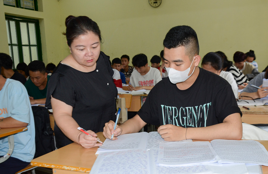 Học sinh lớp 12, Trường THPT Phan Đình Giót tập trung ôn luyện.