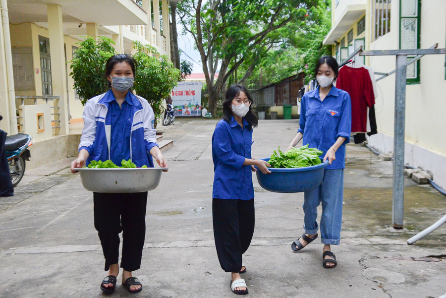 Mỗi buổi nấu ăn sẽ có sự tham gia của 3 - 5 học sinh khối 10, 11 của trường.