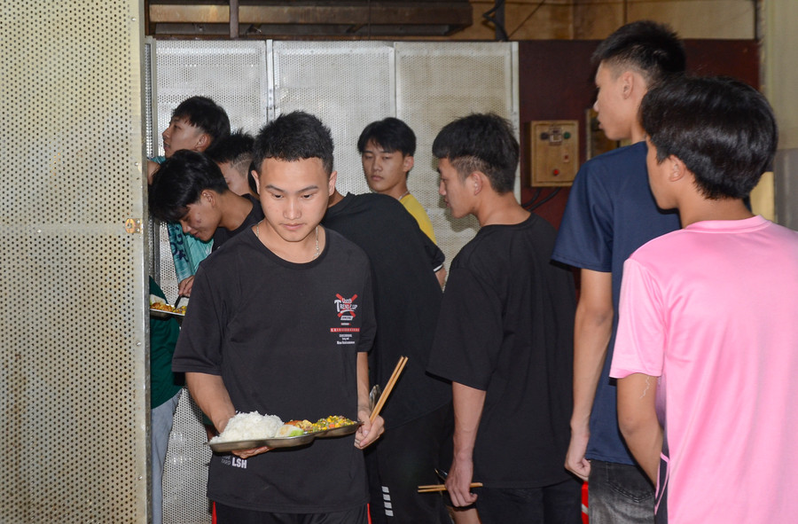 Học sinh phấn khởi nhận phần cơm của mình.