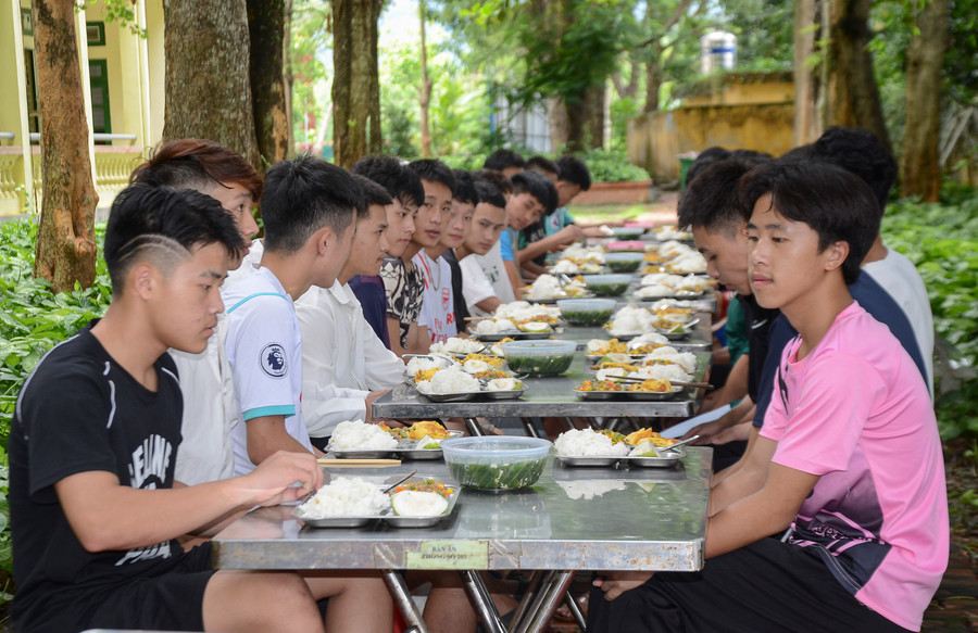 Khu vực ăn được bố trí đảm bảo mát mẻ, thông thoáng, giúp học sinh thoải mái, ngon miệng hơn.
