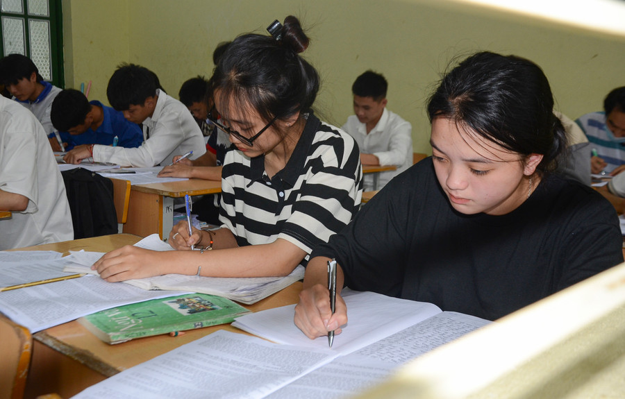 Học sinh lớp 12, Trường THPT Phan Đình Giót tập trung ôn luyện.