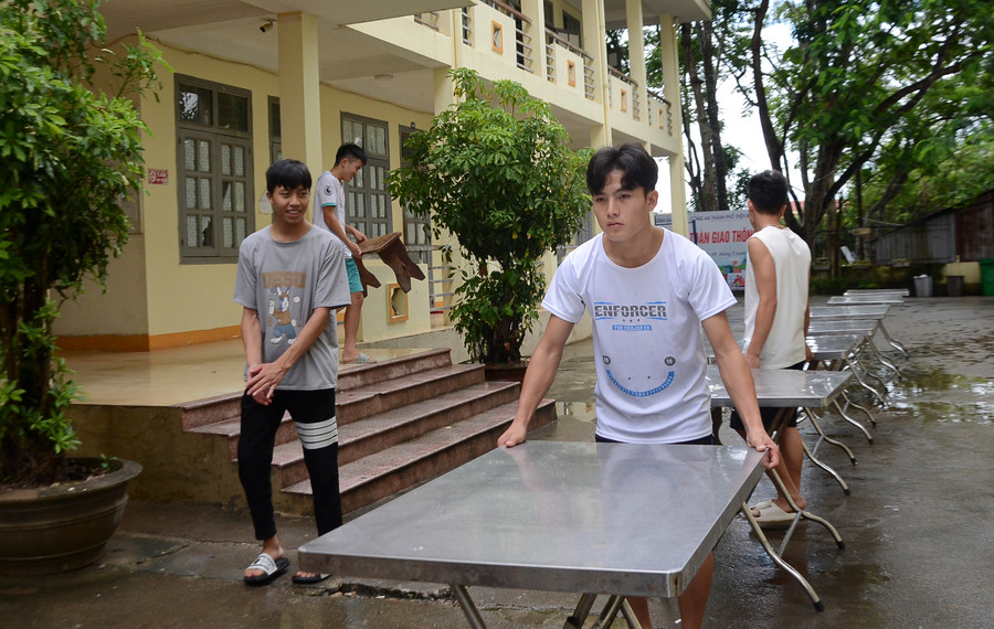 Học sinh sau khi kết thúc giờ ôn sẽ tham gia công tác chuẩn bị bữa ăn.