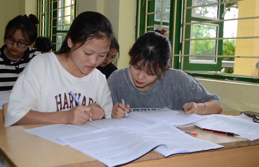 Học sinh lớp 12, Trường THPT Phan Đình Giót tập trung ôn luyện.