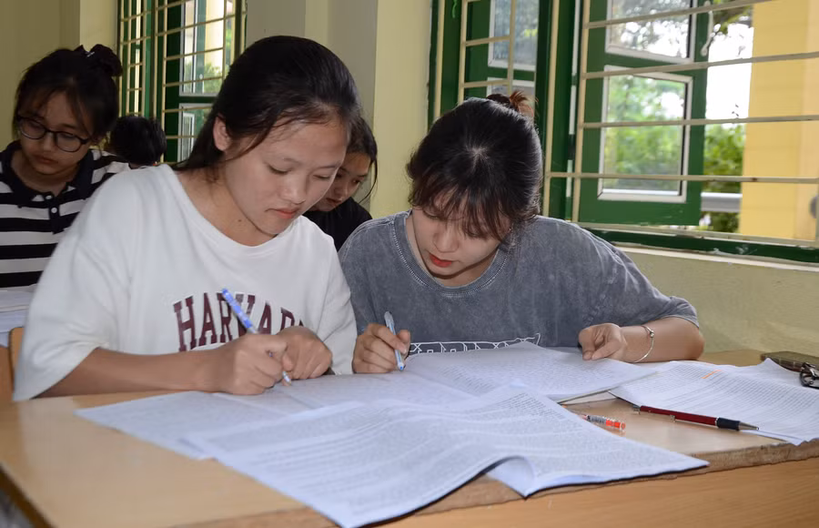 Học sinh lớp 12, Trường THPT Phan Đình Giót tập trung ôn luyện.