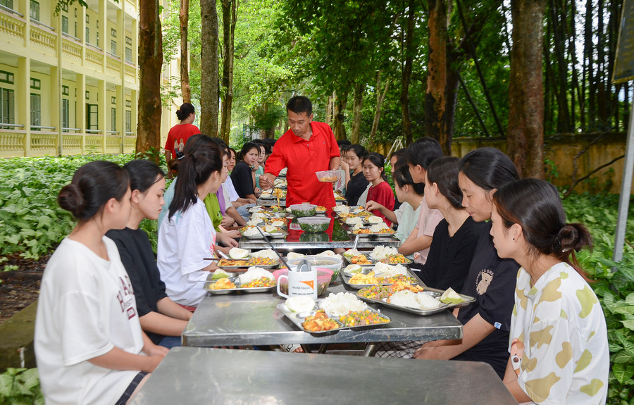 Khu vực ăn được bố trí đảm bảo mát mẻ, thông thoáng, giúp học sinh thoải mái, ngon miệng hơn.