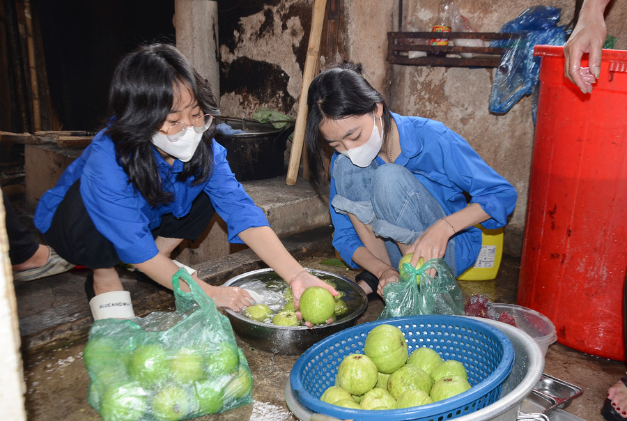 Mỗi buổi nấu ăn sẽ có sự tham gia của 3 - 5 học sinh khối 10, 11 của trường.