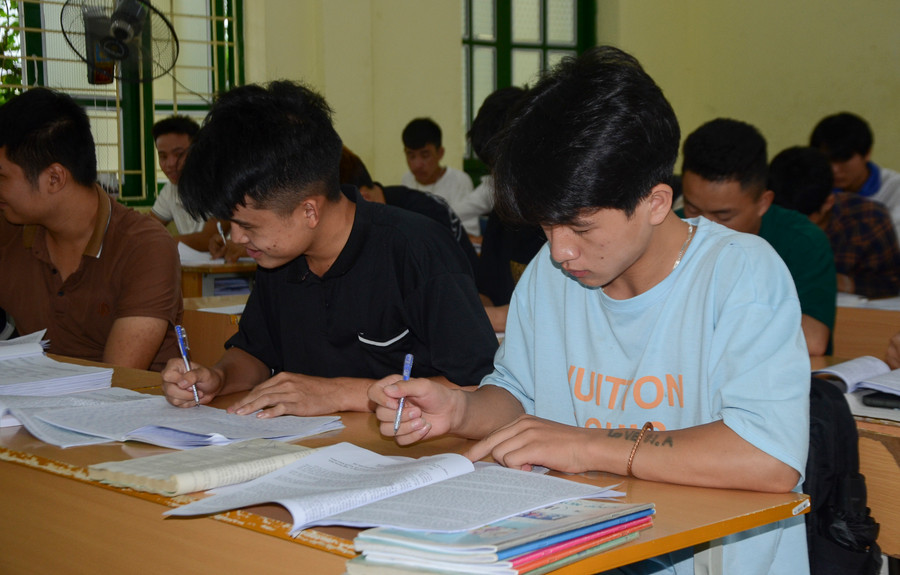 Học sinh lớp 12, Trường THPT Phan Đình Giót tập trung ôn luyện.