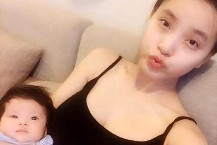 Hải Băng chia sẻ hình ảnh con gái mới sinh. Ảnh: Zalo. 