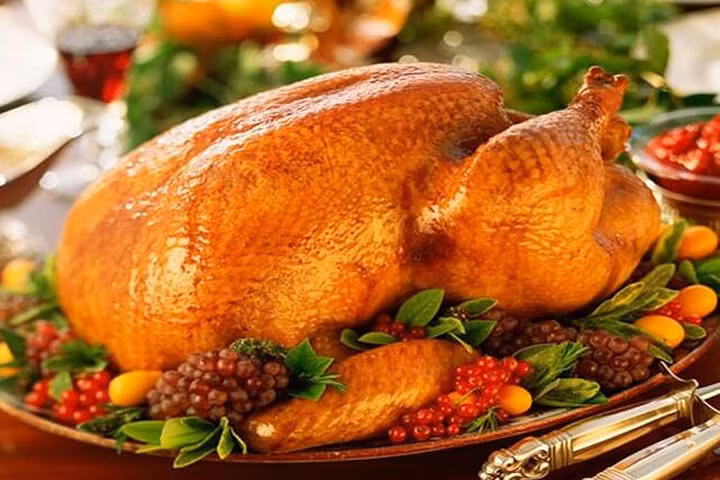 Lạ miệng với món gà quay ngũ sắc khiến cả nhà mê mẩn. Ảnh: Internet 