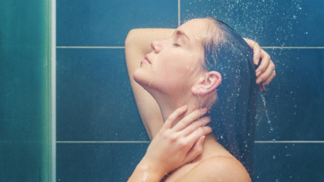 Mùa nắng nóng nên tắm trước khi ngủ bao lâu là an toàn? - Ảnh 1 Mua nang nong nen tam truoc khi ngu bao lau la an toan? - Anh 1