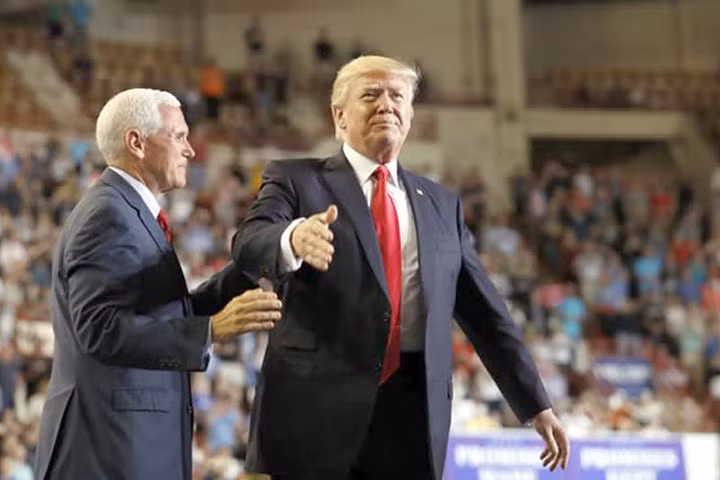 Tổng thống Donald Trump và Phó Tổng thống Mike Pence xuất hiện cùng nhau hôm 29-4 đánh dấu 100 ngày cầm quyền đầu tiên của ông Trump. Ảnh: AP